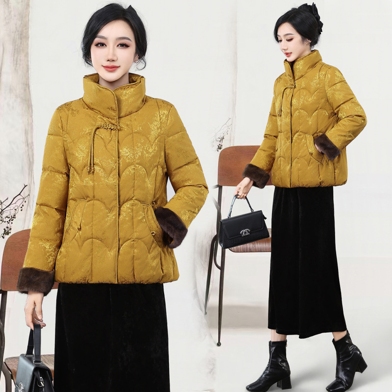 New Chinese-style women's winter coat: thickened, short, with a lapel collar, fashionable and elegant, designed for middle-aged and elderly women, featuring a traditional Chinese pattern New Chinese-style women's winter coat: thickened, short, with a lapel collar, fashionable and elegant, designed for middle-aged and elderly women, featuring a traditional Chinese pattern