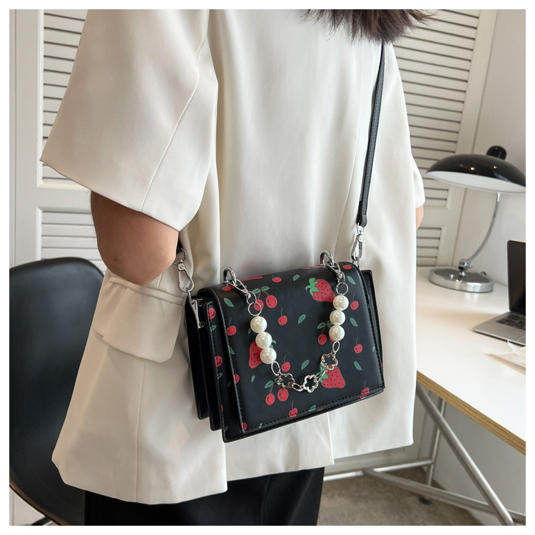 Mujeres Elegante Moda Fruta Impresión Perlas Cuadrado Gire La Tapa Bolsa De Hombro Bolsa Cuadrada Cuero Artificial Bolsos De Mano display picture 5