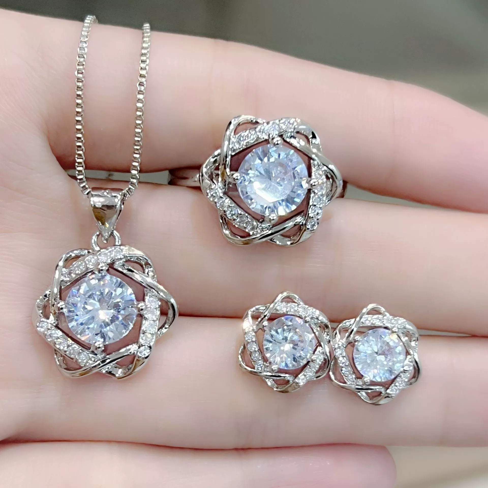 Серьги, подвеска, ожерелье, вращающаяся ветряная мельница, обручальное кольцо, ювелирное изделие, украшенное бриллиантами, золото 750 пробы