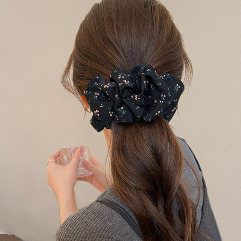 038 черный зажим-банан с цветочным принтом и пузырьками