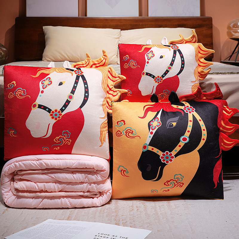 2026 Año del Caballo mascota juguete de peluche estilo de marea estampado caballo mascota almohada es 2 en un regalo de reunión