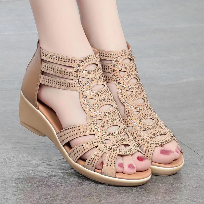 Sandalias romanas de cuero suave para mujer, nuevo estilo de verano 22 zapatos de madre de suela blanda, sandalias de mujer de uso exterior de moda, zapatos de mujer antideslizantes de cuña