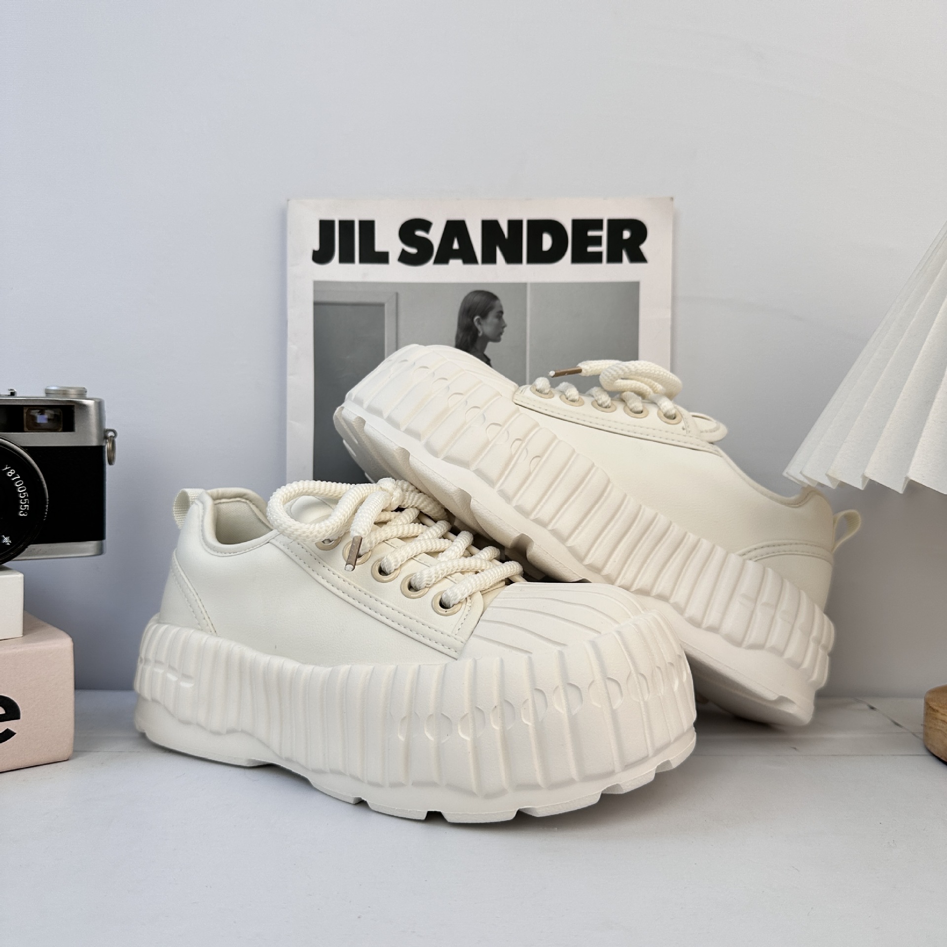 Zapatos blancos de cabeza de concha para mujeres 2025, nuevos zapatos casuales transpirables con base de muffin, pantalones de piernas anchas, zapatos de skate