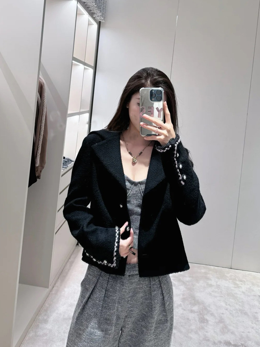 Demi-season classic black suit
