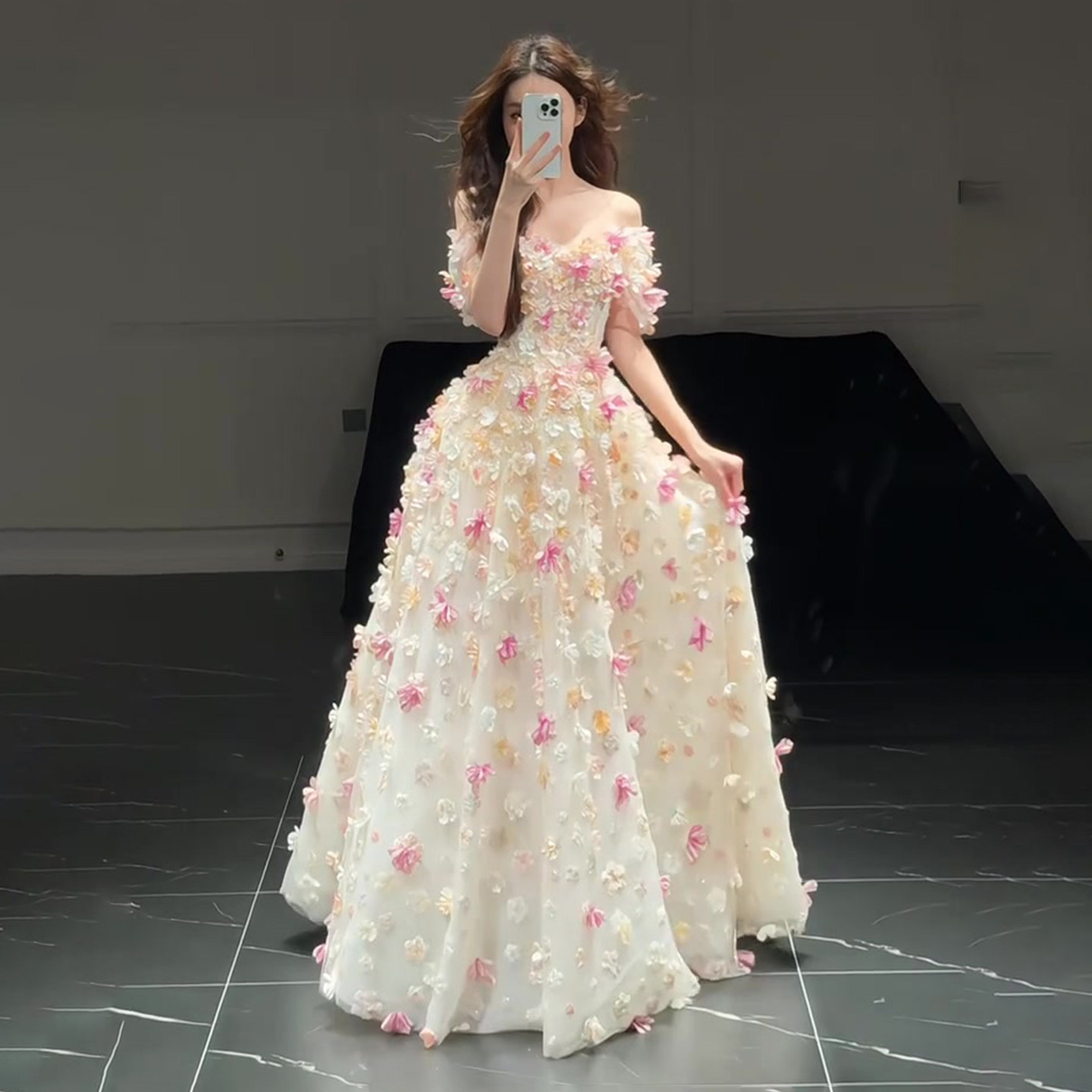 Đầm cưới dạ hội ôm body tay dài chất liệu lưới bóng phong cách châu Âu — Màu champagne