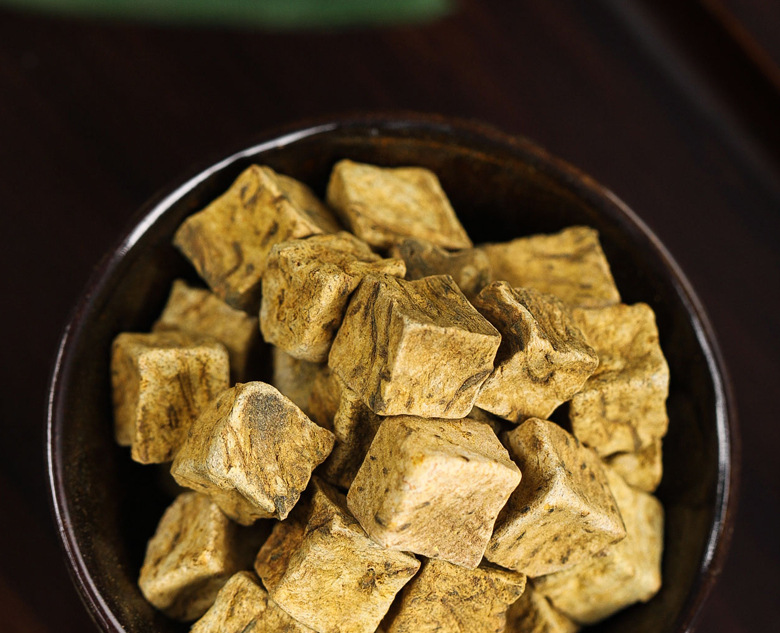 Da Huang Huang Lian Huang Qin Herbal Tea Blend 80g Dried Rhubarb Coptis Scutellaria Decoction Pieces in use