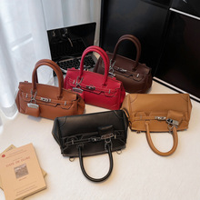�羳�����2026�����¿���֦�y���e�μ�б����r�м�ɫС����