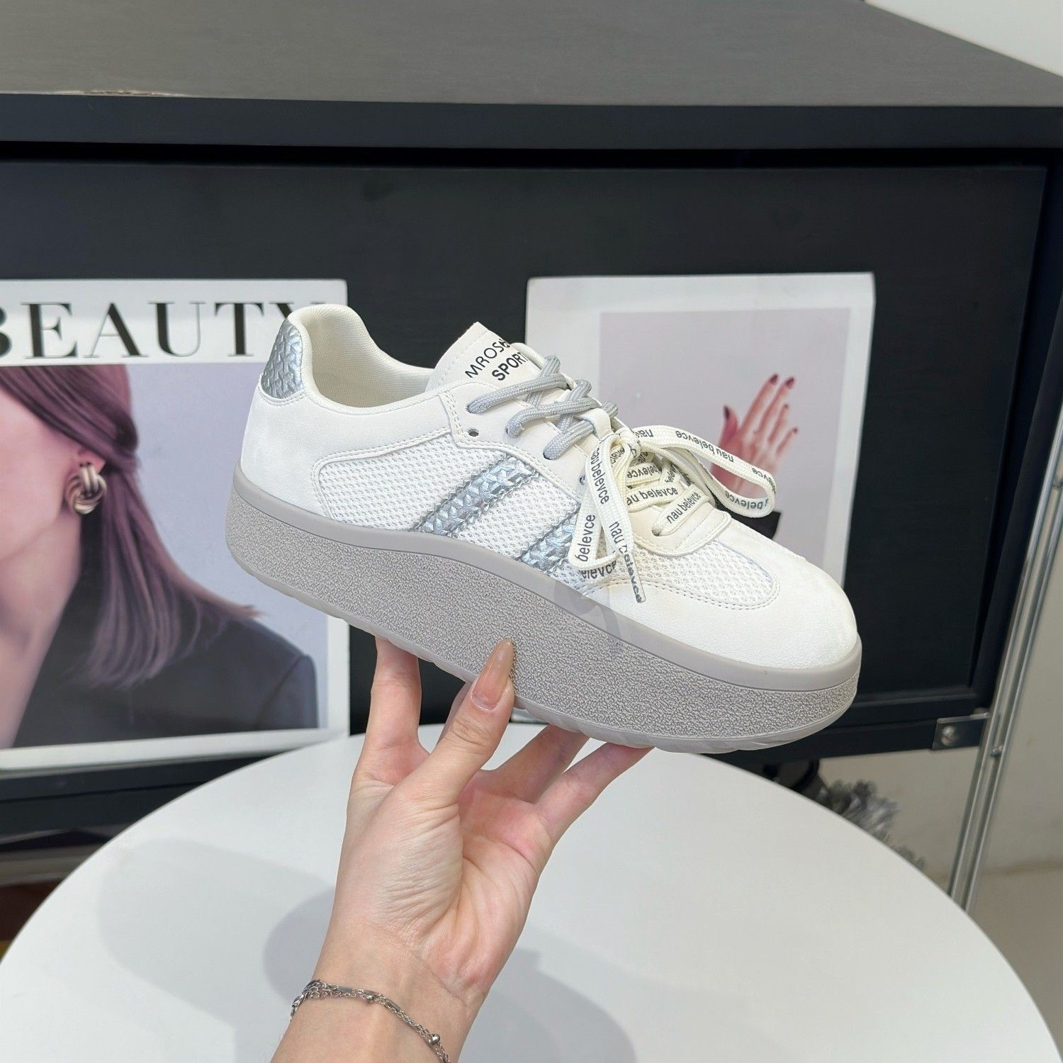 Zapatos de entrenamiento de base plana para mujeres 2026 nuevos zapatos deportivos casuales transpirables de malla con suela gruesa y altura blanca pequeña zapatos