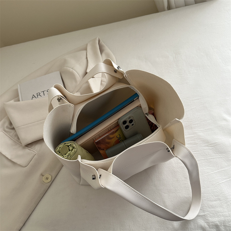 Large Capacity Commuter Tote Bag Retro Style Shoulder Bag_voghion.com
