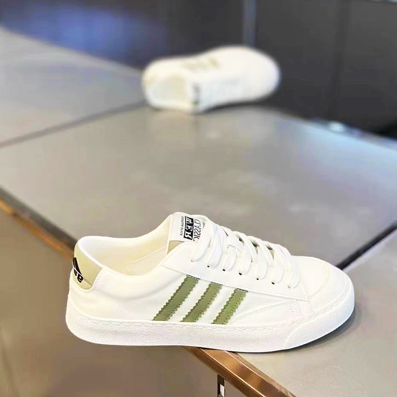 캔버스 신발 여름 2025 새로운 캐주얼 흰색 신발 남성 통기성 다목적 세 줄무늬 클래식 플랫 신발 남성