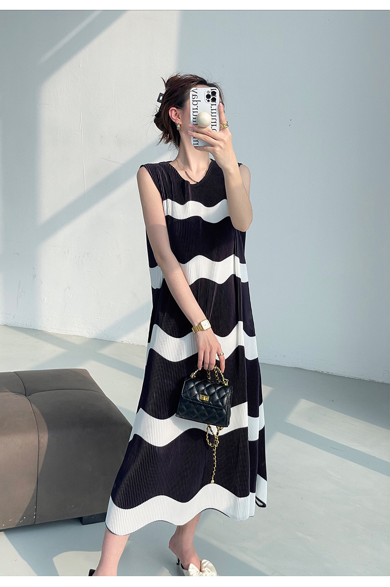 Đầm maxi nữ xếp ly dáng ôm, không tay, họa tiết sọc — Màu đen chi tiết 8