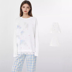 白いレースの肩の長袖のtシャツの女性の早い秋のデザイン感の薄いタイプの日焼け止めのブラウスの中で底のシャツの上着を掛けます。