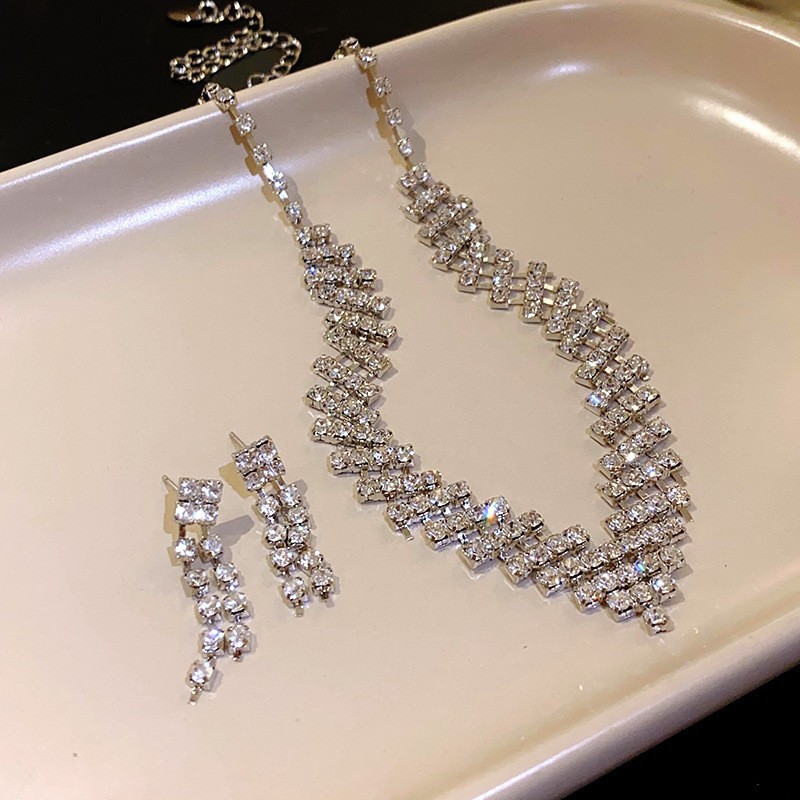 Collar de aretes cuadrados con incrustaciones de diamantes de dos piezas de moda, lujo ligero, collar de alta gama, temperamento exquisito, conjunto de joyas de todo fósforo