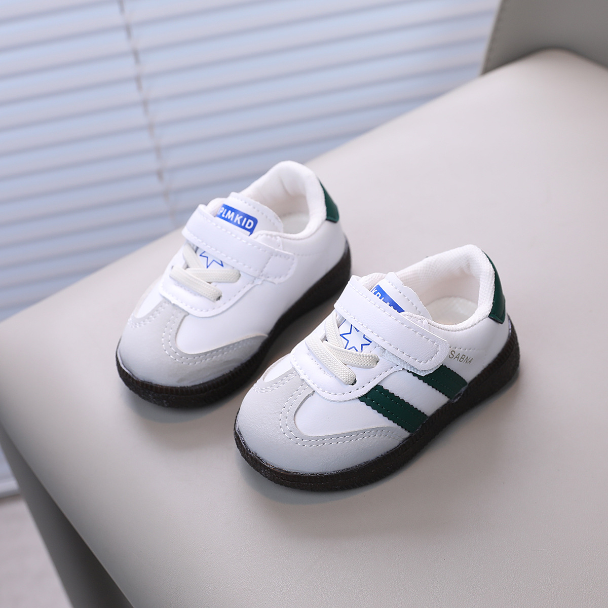 2024 vår och höst nya koreanska utgåvan Pojkar Casual Board Kvinnliga Baby Mjuk sula Andningsbar Sport Barn Moral_voghion.com