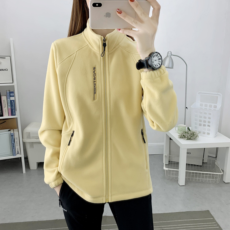 여성 부드러운 노란색