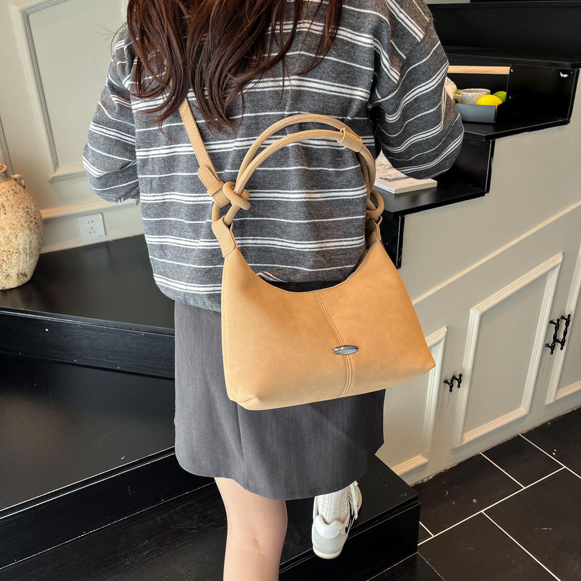 Bolsa de brazo de moda retro para mujeres 2025, nuevo otoño y invierno para viajar al trabajo, bolsas de cubo de gran capacidad, bolsas de mujer ociosas.