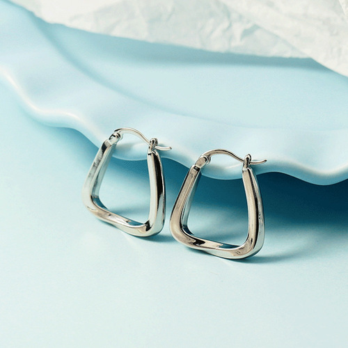 Geometric twisted triangle earrings, irregular new autumn and winter versatile simple cool fashion street style Korean style