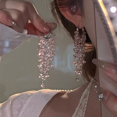 少女の円舞曲は甘くて優しくて白いピンクの水晶のタッセルのイヤリングの精巧な個性の大衆の高級な耳の装飾品を現します。