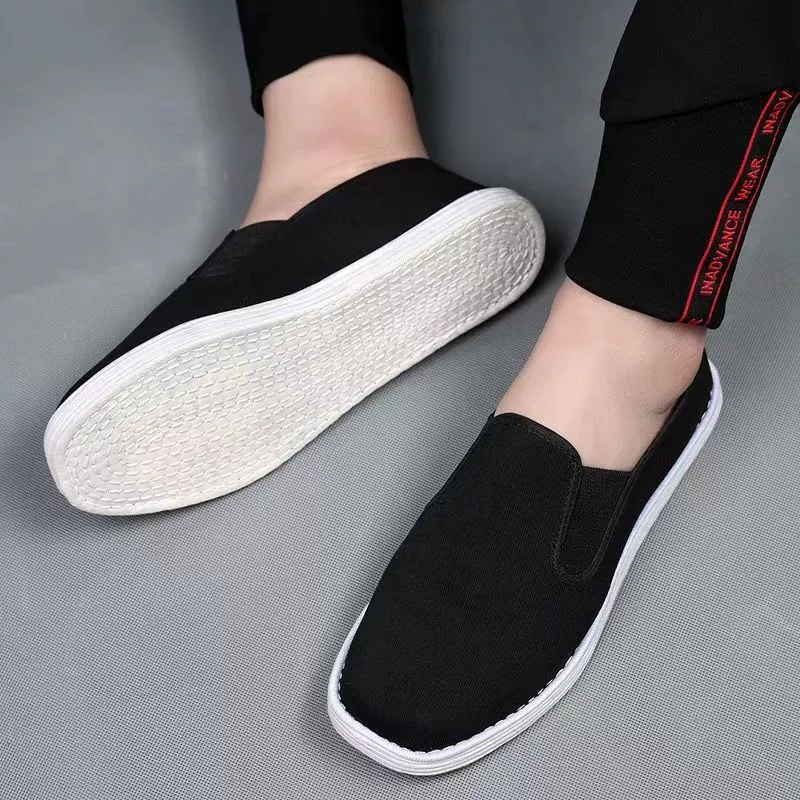 Старые пекинские туфли из черной ткани из тысячи слоев в нижней части линии ручной работы