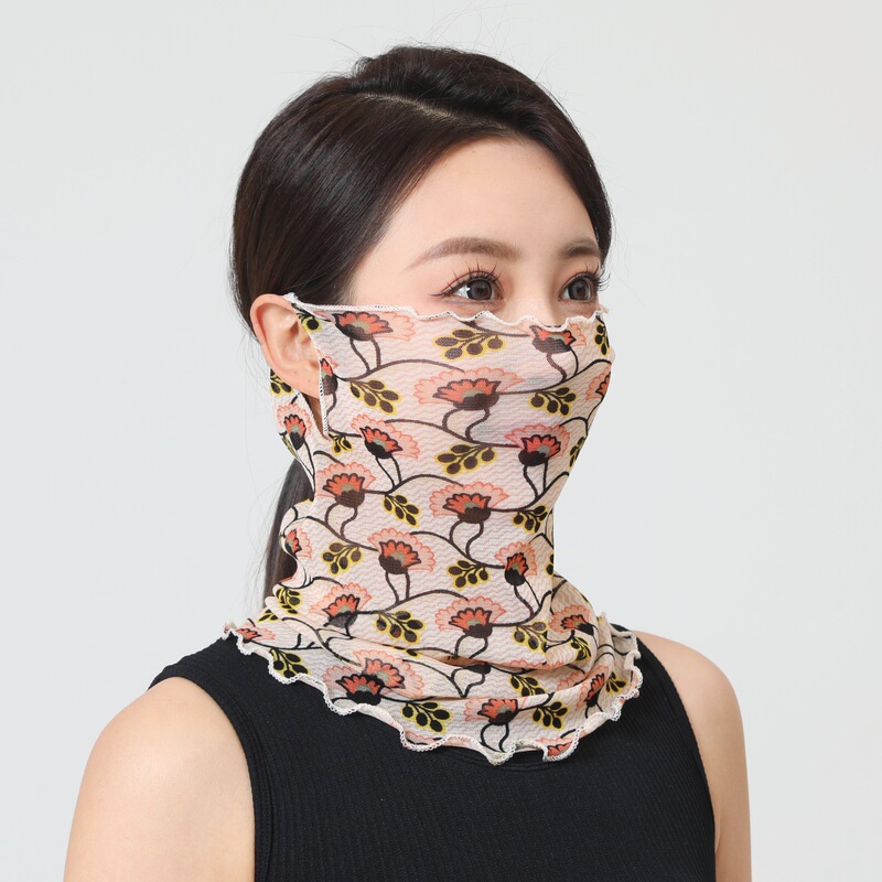 首を囲む女性の頭は夏の薄いタイプの日焼け止めのビーストタオルで首を保護します。|undefined