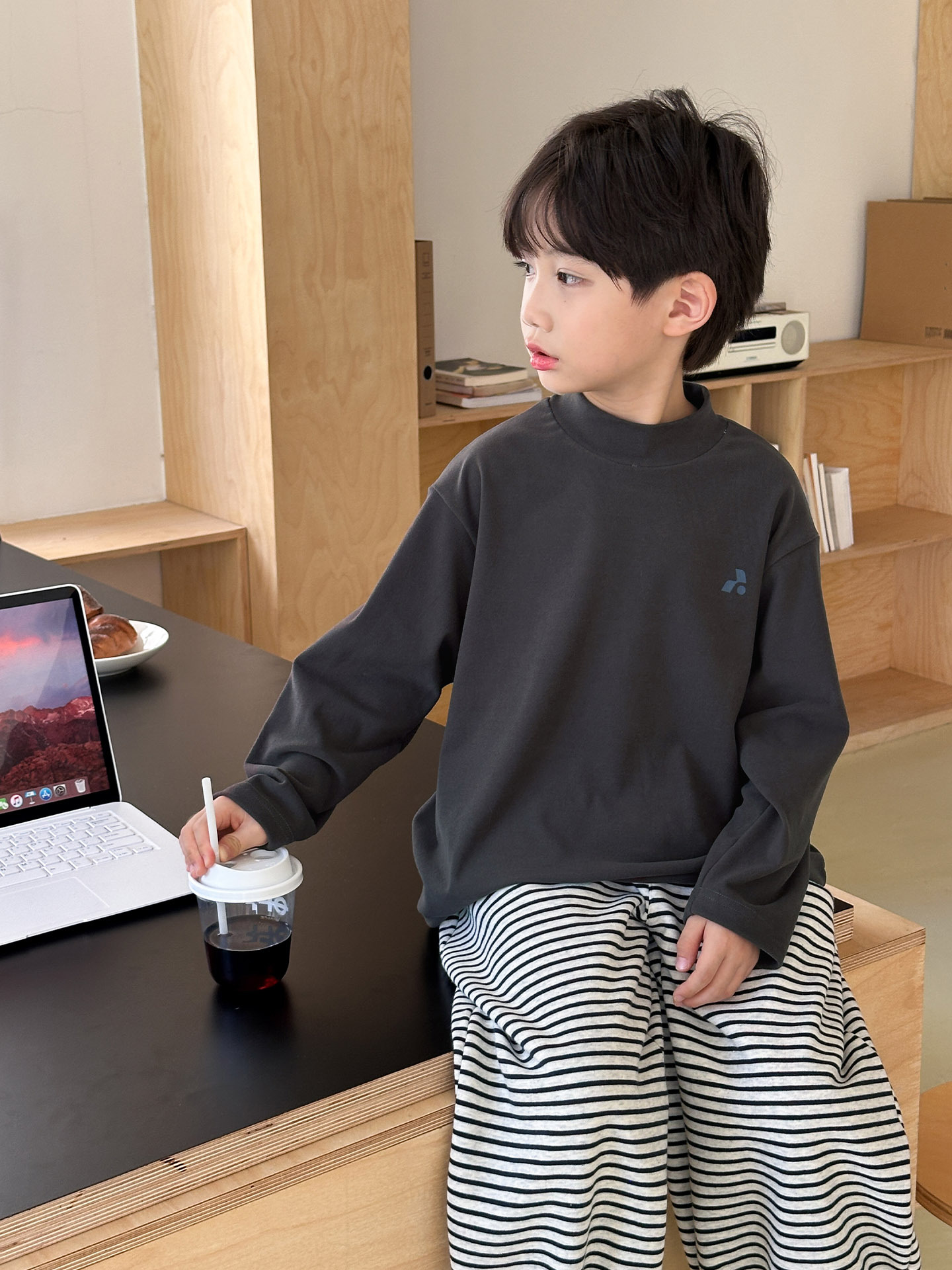 Niños con camiseta de camiseta de camiseta de manga larga de terciopelo para niños de mediano tamaño otoño y invierno con cuello grueso de media altura para mantener el calor dentro de la t