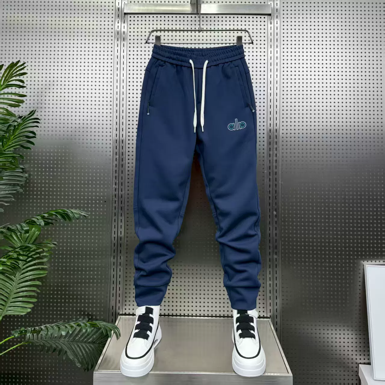 2025秋季新款纯色休闲裤男士时尚刺绣运动卫裤弹力同期百搭小脚裤