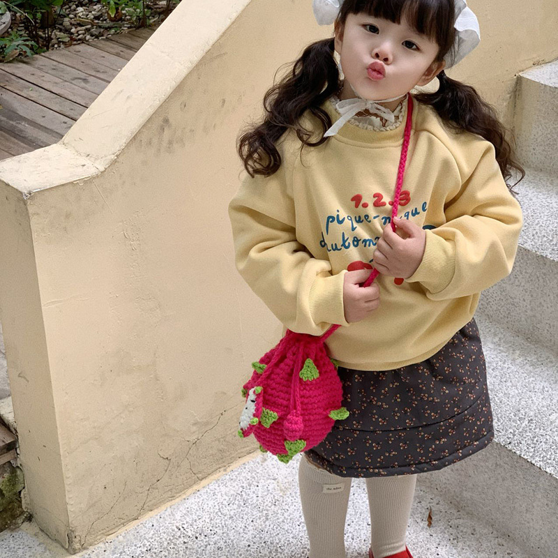 Nuevo gancho de lana bolsas para niños, corazón rojo, corazón blanco, bolsas de hombro de fruta de dragón, bolsas de hombro frescas para hombres y mujeres.