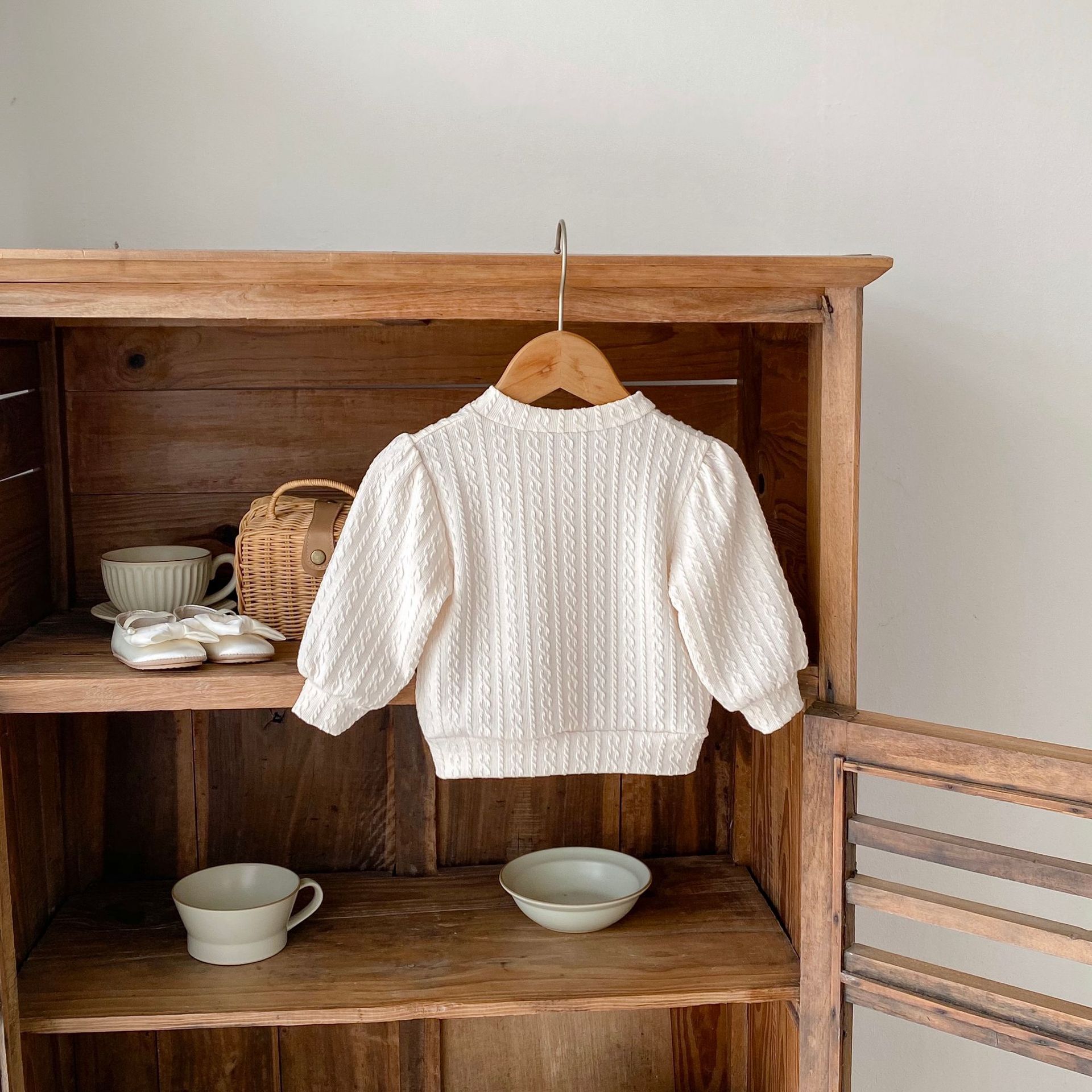 Jesenski set od tri dijela za djevojčice 2024. s čipkastom majicom s ovratnikom, mrežastim hlačama i jednobojnim žakard kaputom, Taken_voghion.com