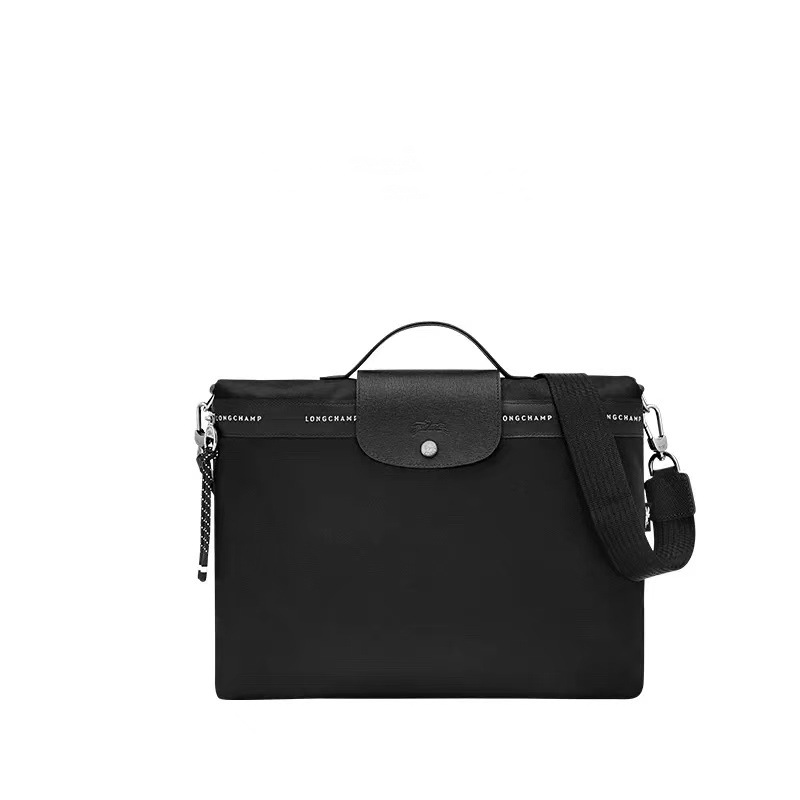 En black computer bag