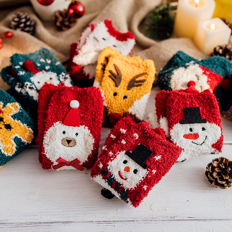 クリスマスの靴下の子供の珊瑚の絨毯の秋冬のカップルの親子はプレゼントをあげます。|undefined
