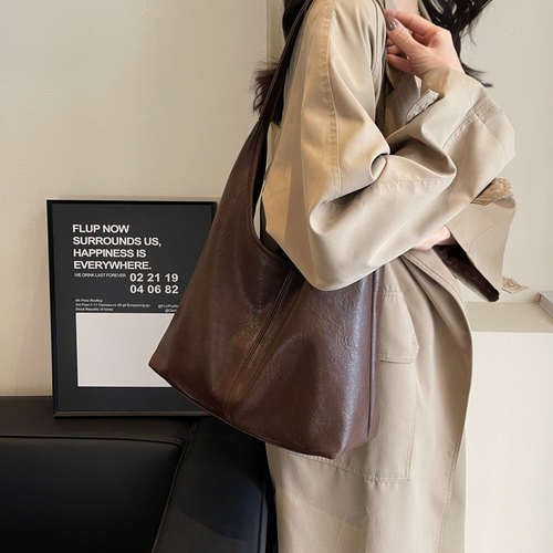 South Korea's large-capacity commuting class has a high-end feeling. Brown tote bag. Women's 5 new shoulder and armpit bag.
