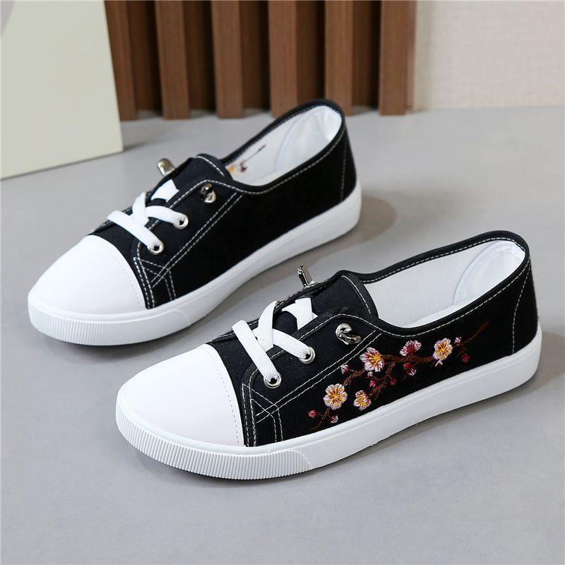 Zapatos de lona para mujeres 2026 nuevo verano plano versátil zapatos de mujer casuales negros blancos zapatos de skate de altura baja en la moda