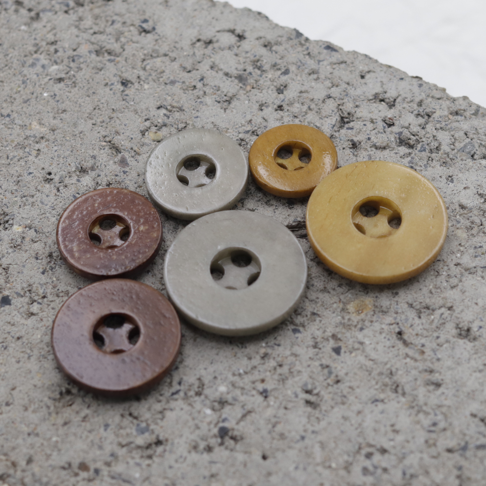 Flat Wide Edge Four-Eye Gray Yellow Brown Cow Bone Suit Button British Style Men's Suit Button Natural Bone Button