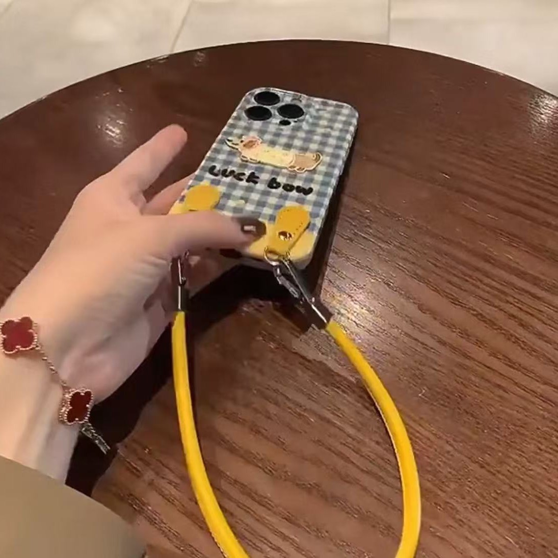Cordón de cachorro bordado a cuadros azul simple para iPhone16 Apple 15ProMax funda para teléfono móvil 14 nuevo 13