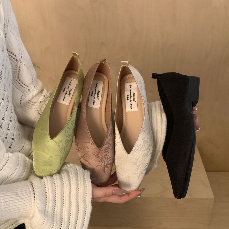 Chinese-Style Jacquard V-Cut Single Shoes for Women, Mid-Heel Square-Toe Chunky Heel Granny Shoes, Multi-Color Retro National Style Women's Slip-On Shoes Chinese-Style Jacquard V-Cut Single Shoes for Women, Mid-Heel Square-Toe Chunky Heel Granny Shoes, Multi-Color Retro National Style Women's Slip-On Shoes