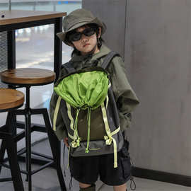 2023新款时尚撞色帅气军绿色男童旅行小学生户外双肩背包批发潮包