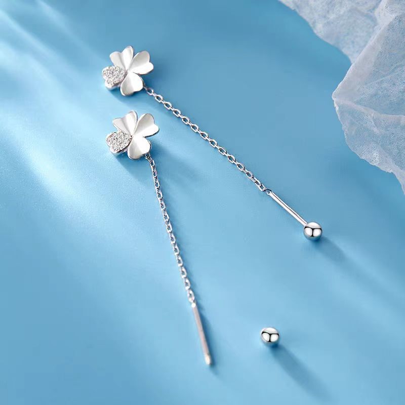 925銀の針は四つ葉の草の耳の線の女性の大衆のねじをねじってイヤリングのフリンジのシンプルな気質のデザイン感の耳飾りをねじります。|undefined