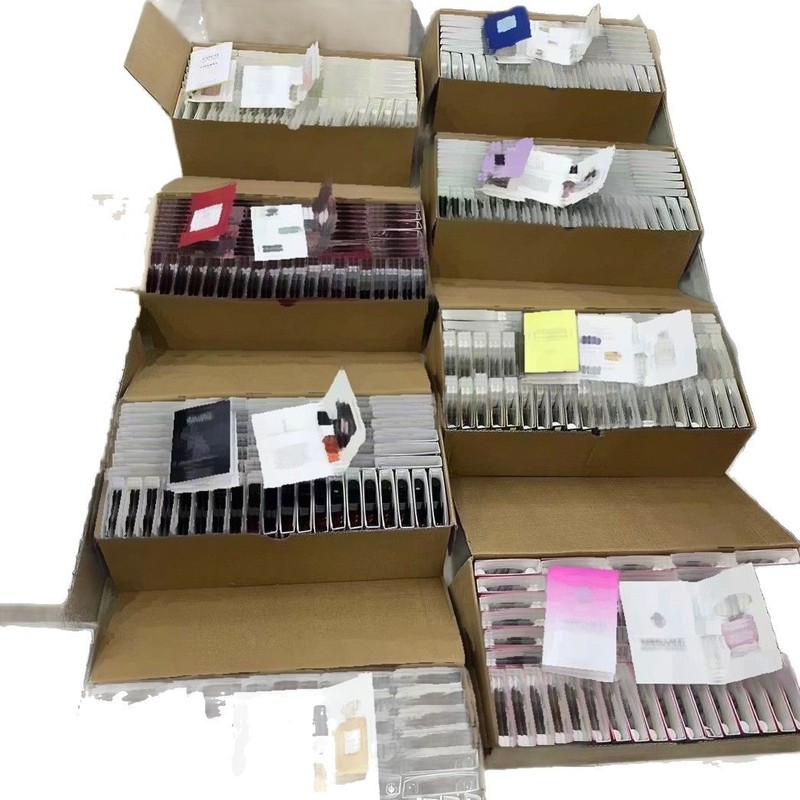 ベトナムのカードのブランドの香水の小さい様子の卸売りは屋台を並べて生放送します。|undefined