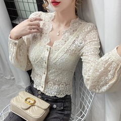 レースの上着の女性の秋の服装の気質の泡の袖のvネックの小さいシャツの服の名媛は長袖のフランスのシフォンのシャツのtを抜きます。