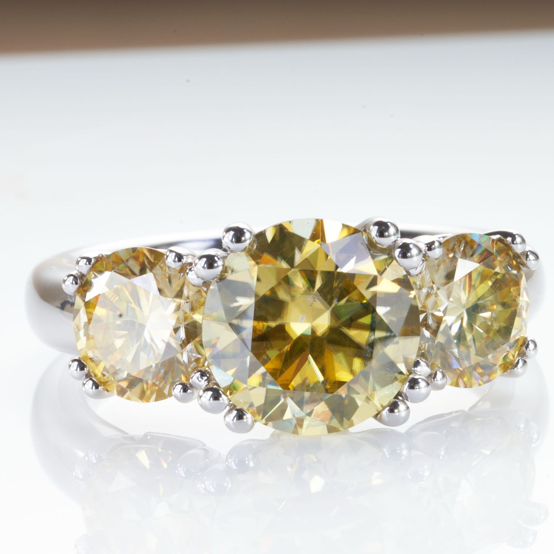 Europa y los Estados Unidos de tres piedras de 5 quilates D color anillo de piedra de mosaico s925 plata galvanizado anillo de oro k ventas calientes