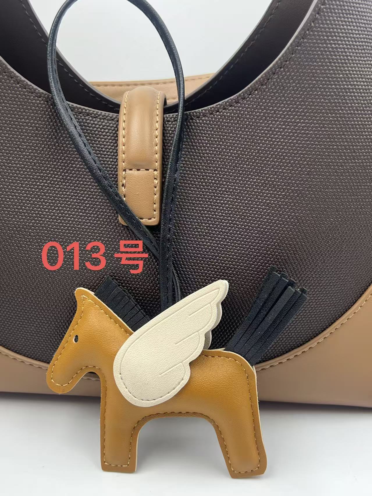 Colgante de bolsos Pegasus Mini Colgante de bolsos de estilo simple llaver de cuero image 18