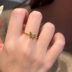 新商品の氷氷の小さい蝶の指輪の女性の軽豪華な大衆の高級感のシンプルな組み合わせの気質のバレンタインデーの贈り物