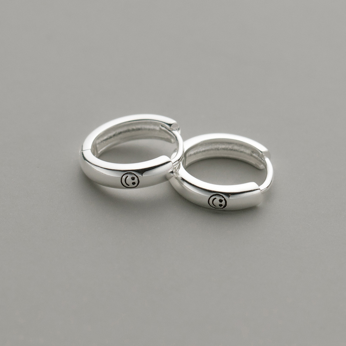 Eloch S925 plata esterlina brillante sonrisa en el diseño de estilo estilo personalidad joyas de orejas M04383