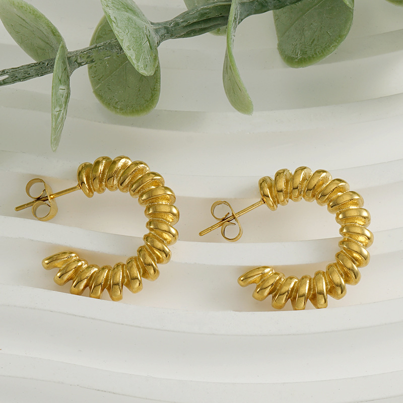 Pendientes retro transfronterizos Pendientes de giro de acero de titanio femenino ins Pendientes creativos de todo fósforo de lujo ligero de acero inoxidable del mismo estilo