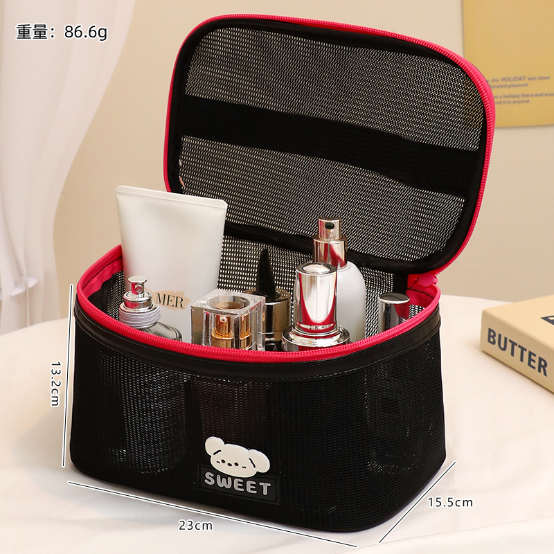 Bolso cosmético negro con tapa abierta