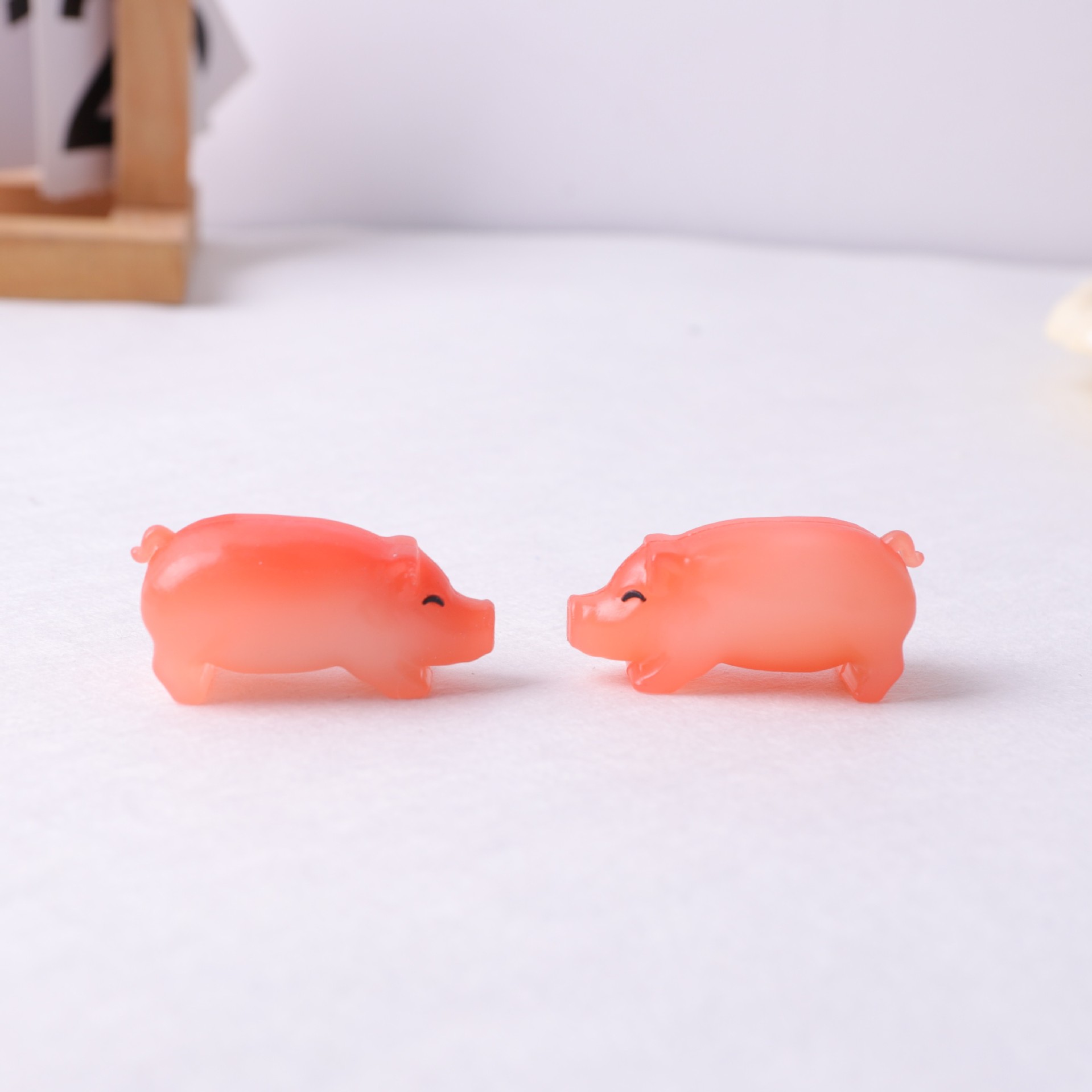 Colgantes de automóviles de color ultravioleta cerdo cerdo llavero colgantes creativos adornos de automóviles PVC suave