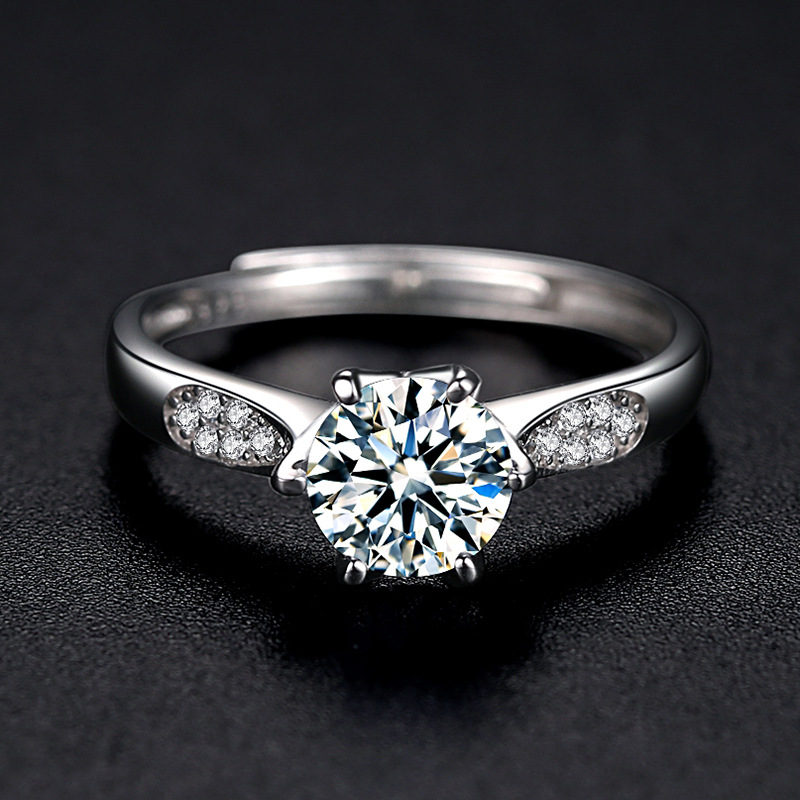 Transmisión en vivo de celebridades de Internet de alta gama diez flechas diez corazones anillo femenino S925 plata de ley un quilate anillo de bodas de seis garras fábrica al por mayor