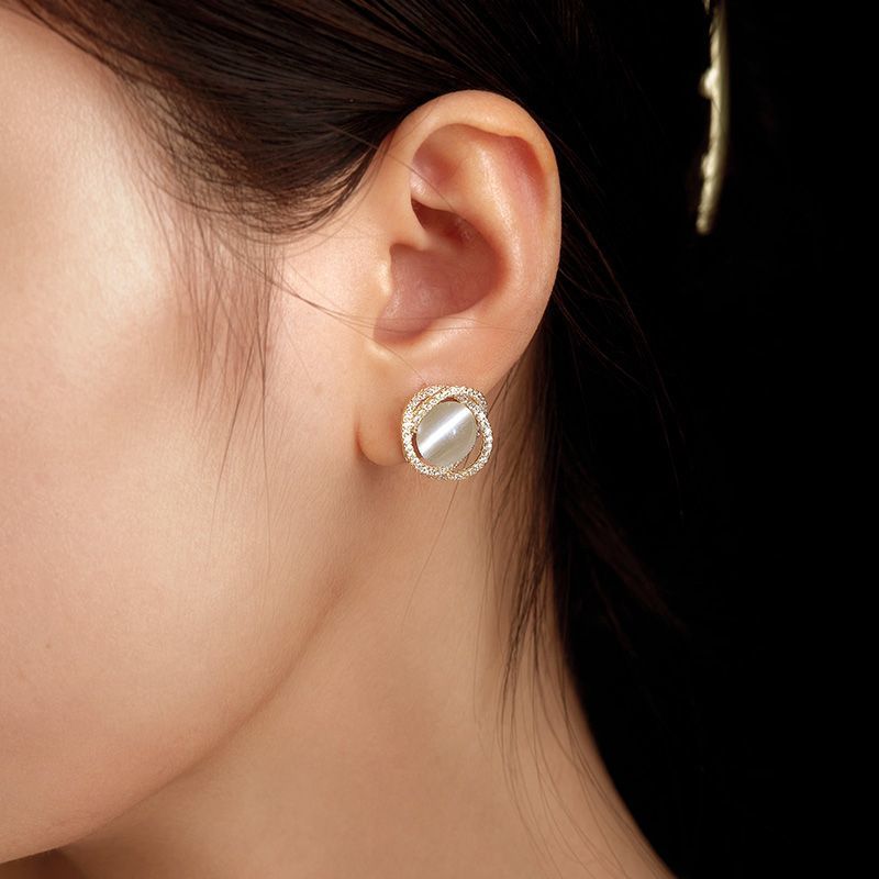 Ojos de gato piedra oreja clips sin agujeros de oído nicho de diseño pendientes 2025 nuevo estilo estilo estilo estilo de moda para orejas de celebridades para mujeres ventas calientes