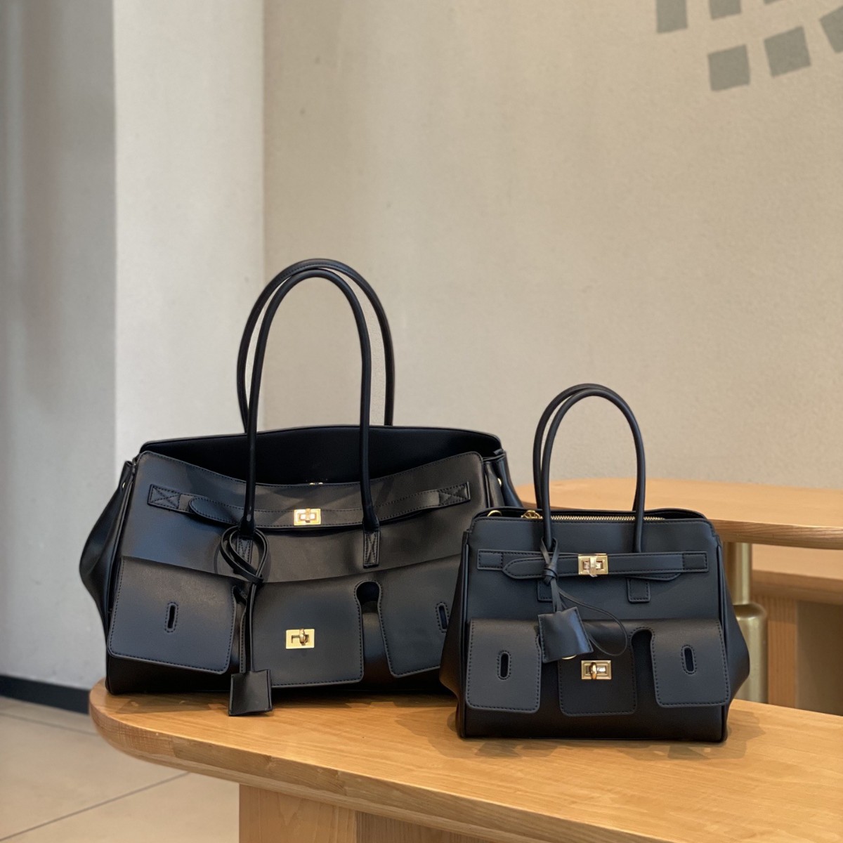 2024 nuevo bolso Tote con cerradura Roden de gran capacidad bolso de ala de motocicleta neutral bolso de hombro de cuero Tote bolso