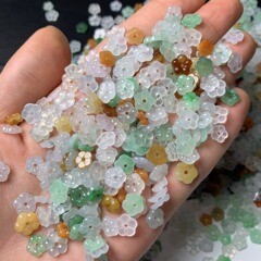 ミャンマーの翡翠a商品の小さい花のブレスレットのネックレスは玉の玉の部品のアクセサリーの部品のdiyを配合します。